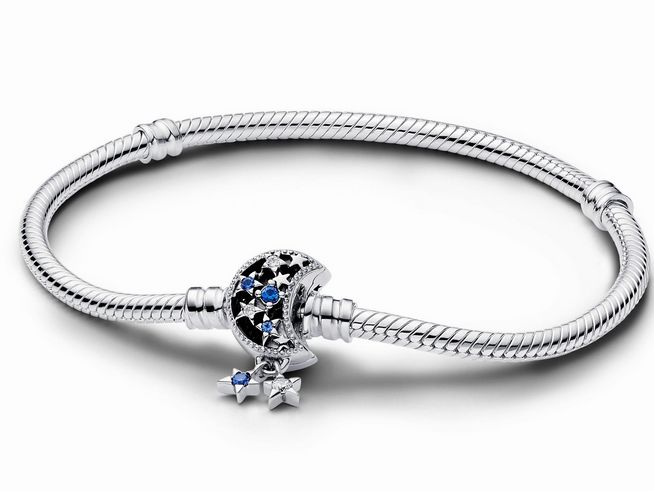 Silbernes Schlangen-Gliederarmband von Pandora mit funkelndem Mondverschluss und blauen Steinen, ideal für elegante Anlässe und Sammlungen. Ein perfektes Accessoire für jeden Stil.