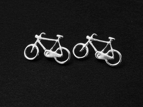 Silberne Ohrstecker in Fahrrad-Form, rhodiniert, hergestellt von Juwelier Harnisch, ohne Stein, ideal für Fahrradliebhaber.