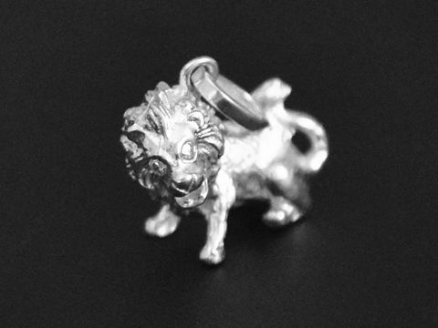 Löwe Weißgold Anhänger in Handarbeit mit Brillanten aus 750 Weißgold vom Juwelier Harnisch, detailreich gestaltetes Tiermotiv.