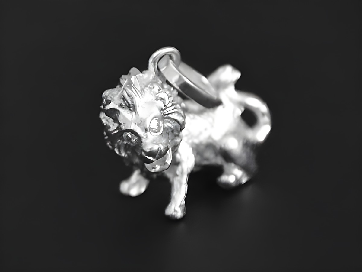 Löwe Weißgold Anhänger in Handarbeit mit Brillanten aus 750 Weißgold vom Juwelier Harnisch, detailreich gestaltetes Tiermotiv. – Ansicht 2