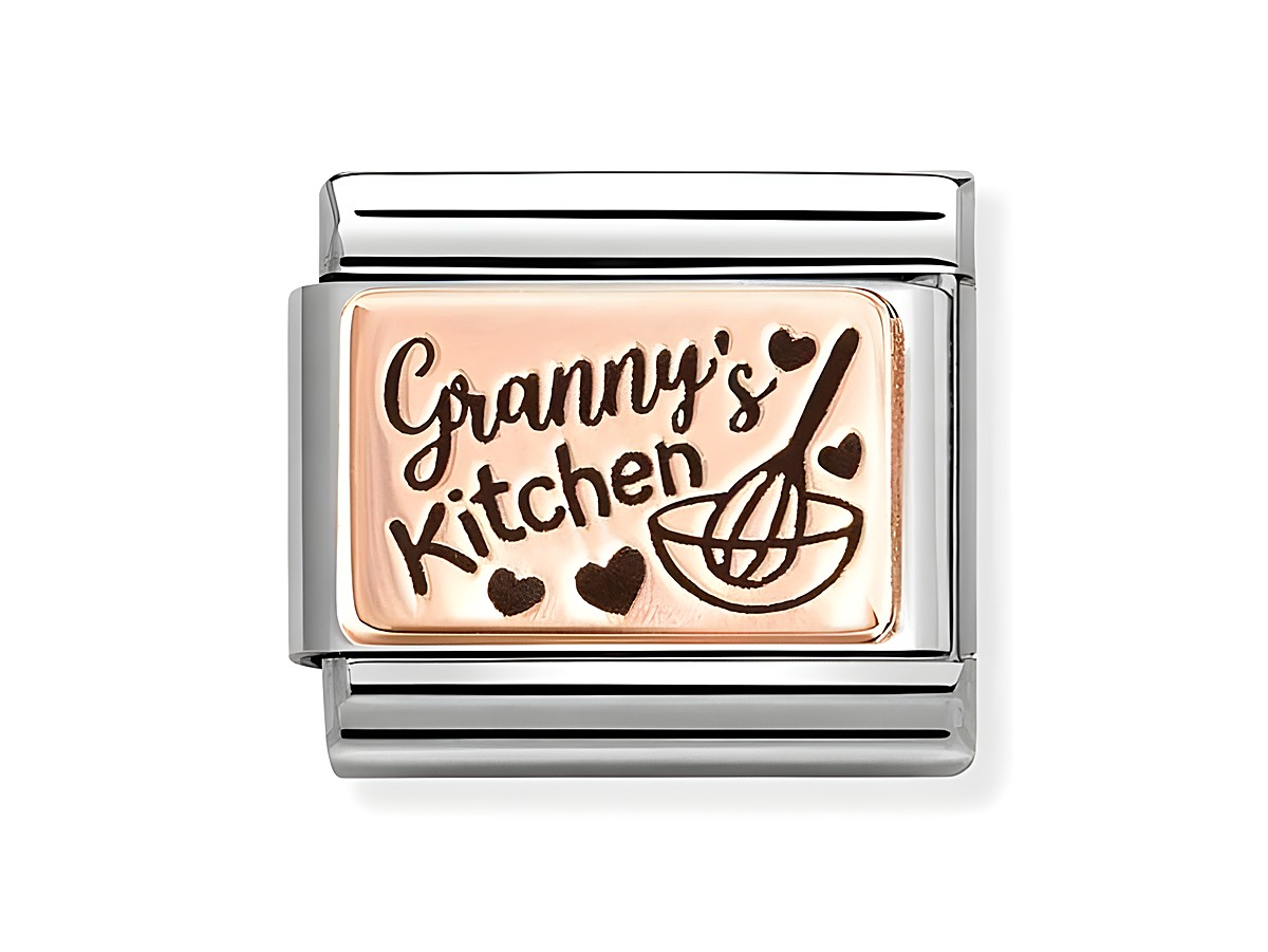 Ein roségoldener Charm mit der Aufschrift Granny's Kitchen, verziert mit einem Schneebesen und Herzen, umrahmt von silbernem Edelstahl, geeignet für die Nomination Classic Kollektion.