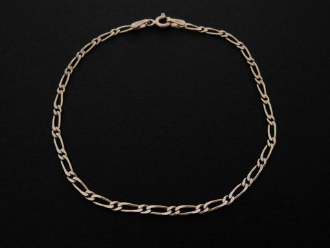 Armband Figaro 2,4 x 0,8 mm aus Gold 585 mit einer Länge von 17,5 cm, hergestellt von Juwelier Harnisch. Elegantes Design mit einer Kombination aus ovalen und länglichen Gliedern.