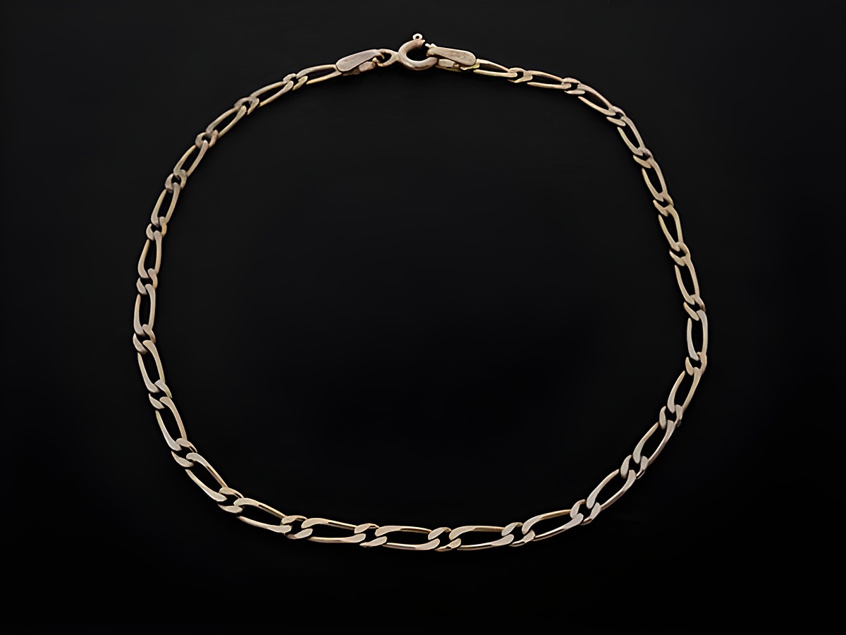 Armband Figaro 2,4 x 0,8 mm aus Gold 585 mit einer Länge von 17,5 cm, hergestellt von Juwelier Harnisch. Elegantes Design mit einer Kombination aus ovalen und länglichen Gliedern.