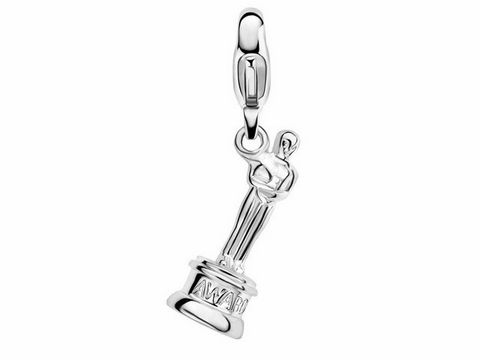 Silberner Charm von Ti Sento in Form eines Pokals, der den Gewinner darstellt. Modellnummer 8334SI, detailreiche Ausführung mit glänzender Oberfläche, ideal für Schmuckliebhaber.