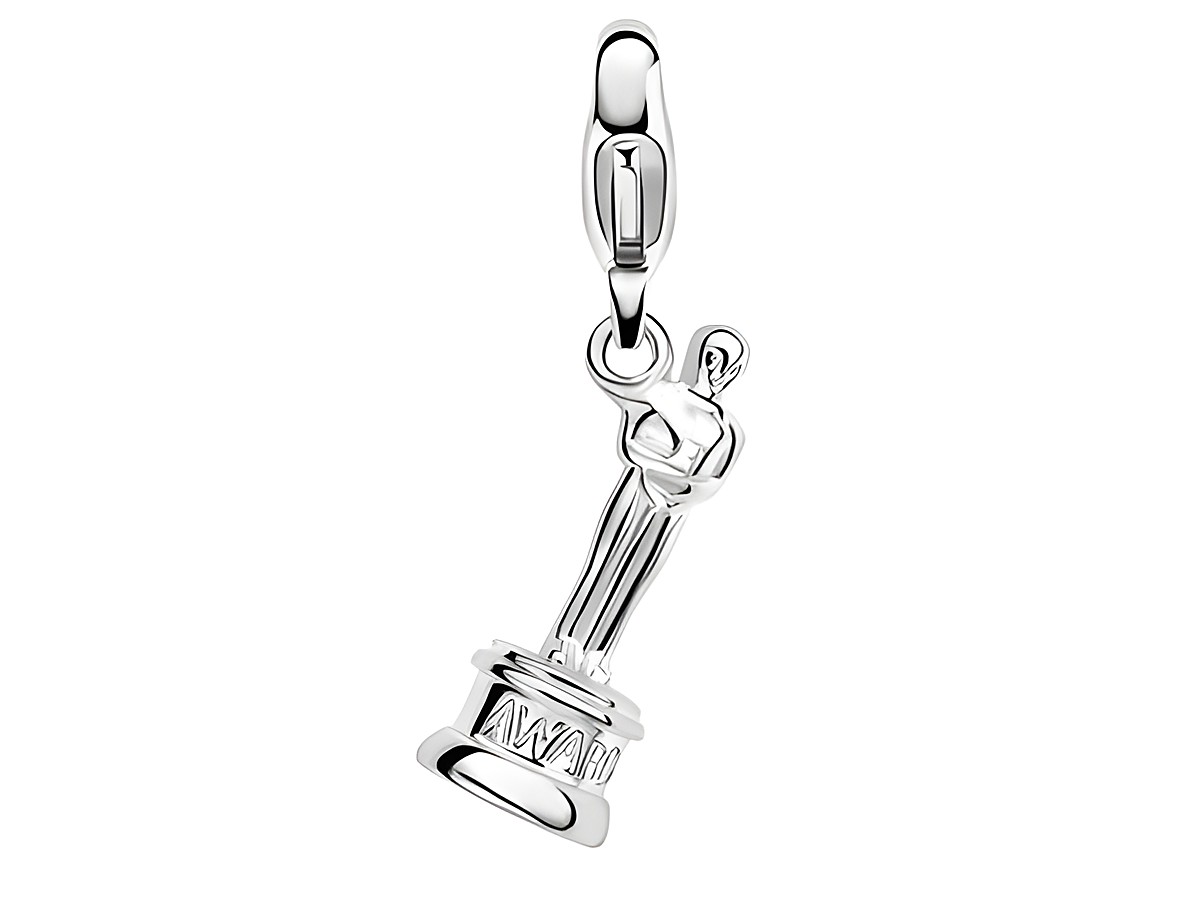Silberner Charm von Ti Sento in Form eines Pokals, der den Gewinner darstellt. Modellnummer 8334SI, detailreiche Ausführung mit glänzender Oberfläche, ideal für Schmuckliebhaber.