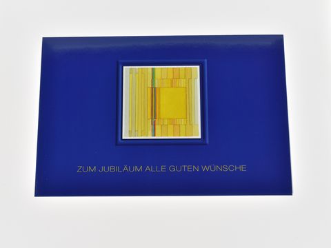 Glückwunschkarte in dezentem Blau und Gelb, Hersteller Juwelier Harnisch, mit Aufschrift „Zum Jubiläum alle guten Wünsche“ und einem grafischen Muster in der Mitte.
