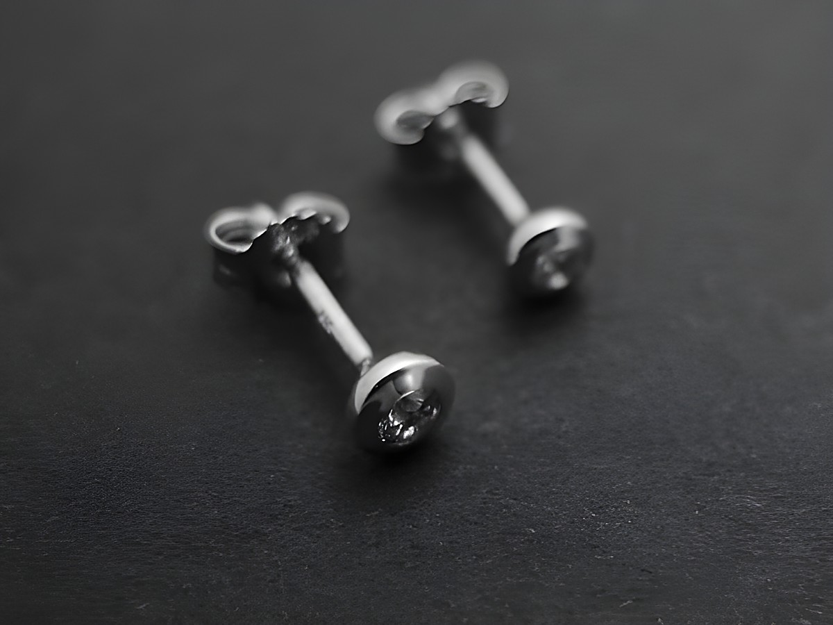 Ohrringe Rundfassung 3,8 mm aus Sterling Silber rhodiniert, zierlich mit Zirkonia, Hersteller Juwelier Harnisch. Elegante Schmuckstücke für jeden Anlass.