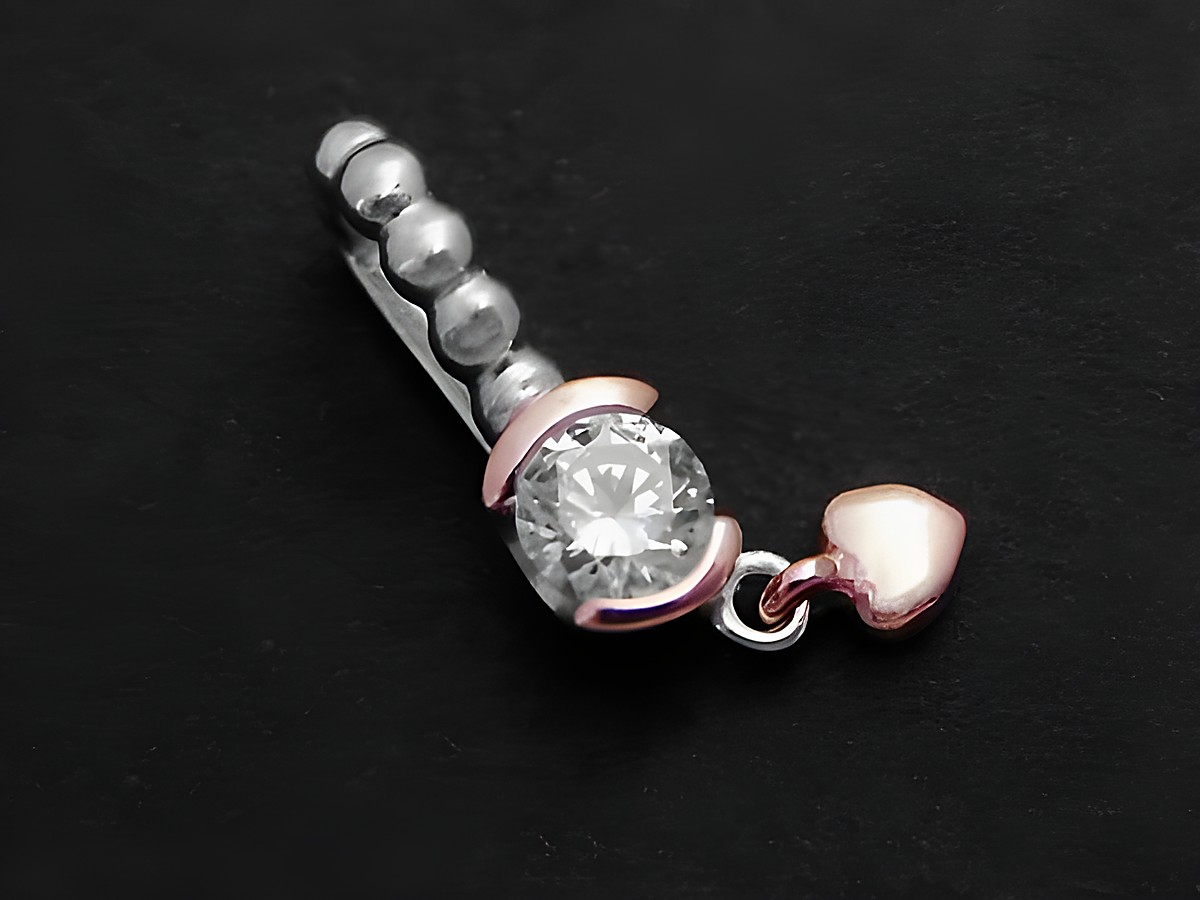 Hängendes Herz aus Sterling Silber rhodiniert in silber-rosé mit Zirkonia von Juwelier Harnisch, Perlen und Steine. Elegantes Schmuckstück, ideal für besondere Anlässe.