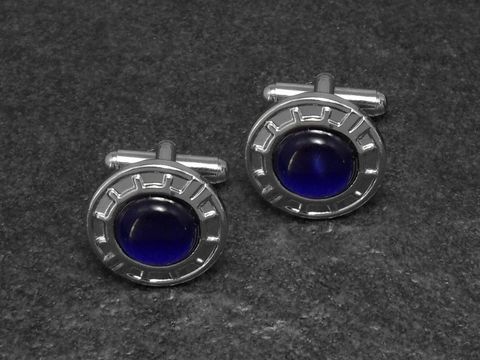 10439-0 Manschettenknöpfe in silberfarben mit blauem Design und einem Durchmesser von 18,3 mm, hergestellt von Juwelier Harnisch. Diese edlen Accessoires verleihen jedem Hemd einen besonderen Akzent.