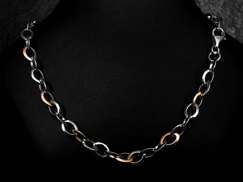 Silber Kette mit Weitanker und rosé vergoldeten, mattierten Elementen in einer Länge von 45 cm, hergestellt von Juwelier Harnisch, präsentiert im eleganten, dunklen Hintergrund.