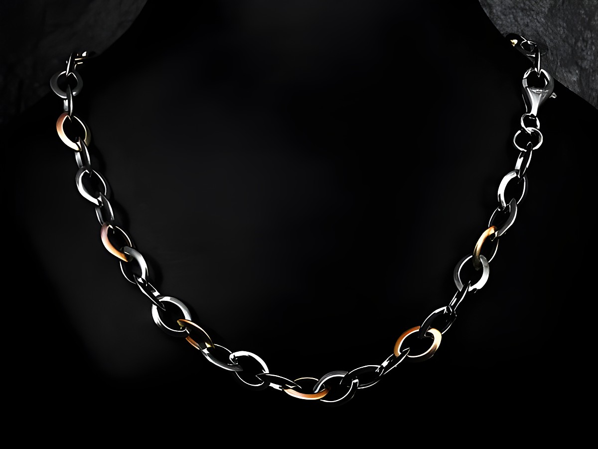 Silber Kette mit Weitanker und rosé vergoldeten, mattierten Elementen in einer Länge von 45 cm, hergestellt von Juwelier Harnisch, präsentiert im eleganten, dunklen Hintergrund. – Ansicht 2