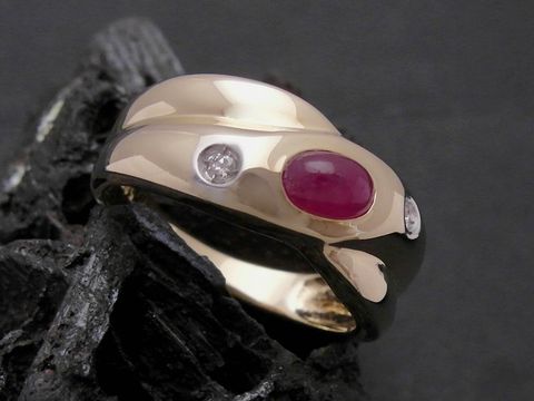 Gold Ring kunstvoll Gold 585 Rubin und Brillant Goldring Größe 55, Hersteller Juwelier Harnisch bis Größe 56 18, elegant verarbeitet mit leuchtendem Rubin und funkelnden Brillanten.
