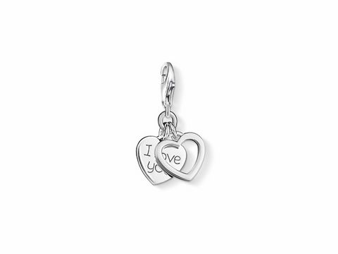 Thomas Sabo I LOVE YOU Charms Anhänger in Silber, bestehend aus zwei Herzen, eines mit eingraviertem Text "I love you", stilvoll und romantisch, ideal für Geschenke oder persönliche Accessoires.