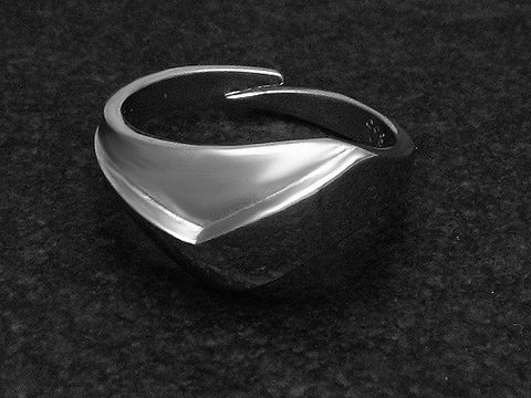 Silberring aus rhodiniertem Metall, teil-mattiert und etwas verstellbar, hergestellt von Juwelier Harnisch, ohne Stein, mit eleganter, geschwungener Form.