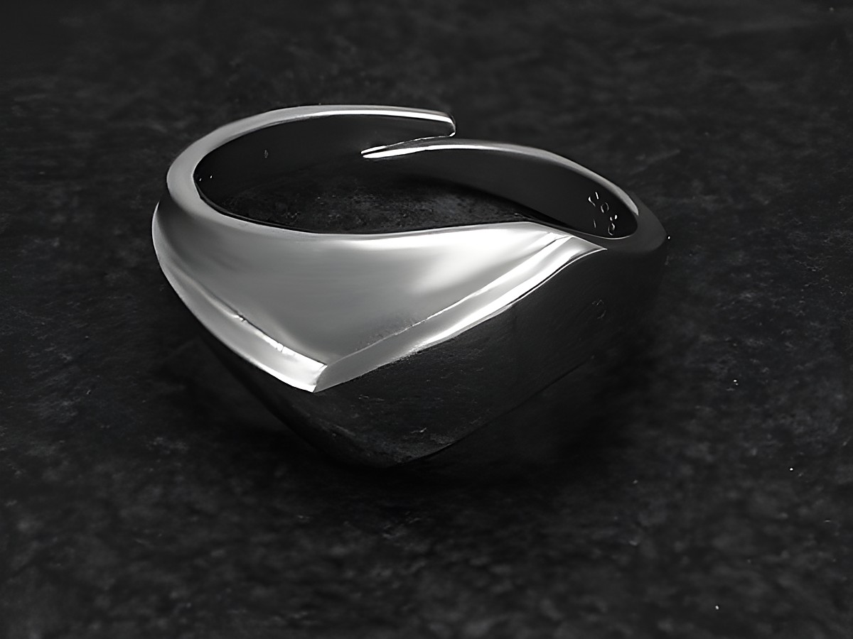 Silberring aus rhodiniertem Metall, teil-mattiert und etwas verstellbar, hergestellt von Juwelier Harnisch, ohne Stein, mit eleganter, geschwungener Form.