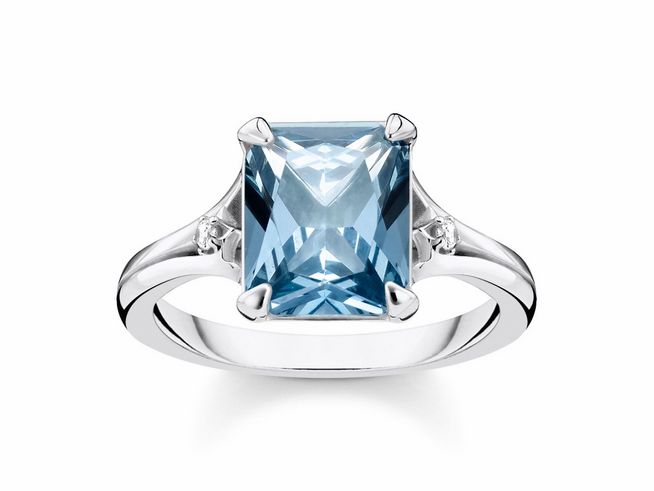 Ein eleganter Thomas Sabo Ring aus geschwärztem Sterling Silber mit einem großen, rechteckigen, blauen synthetischen Spinell und Zirkonia, Größe 54.