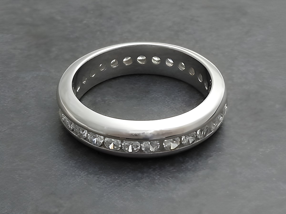 Silber Ring aus Sterling Silber in Größe 62/19,5 mit funkelnden Kristallen, Hersteller Juwelier Harnisch, ideal für Träger über Größe 60/19,1.