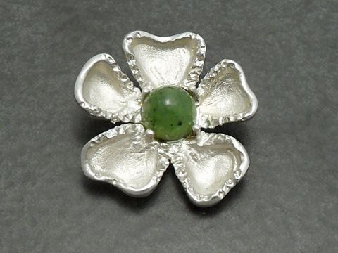 Silber Anhänger ECHT Jade Grün im Blumen Design mit einem zentralen Jade-Stein und geschwungenen Blütenblättern, Hersteller Juwelier Harnisch, ideal für Schmuckliebhaber.