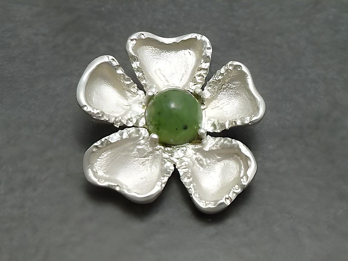 Silber Anhänger ECHT Jade Grün im Blumen Design mit einem zentralen Jade-Stein und geschwungenen Blütenblättern, Hersteller Juwelier Harnisch, ideal für Schmuckliebhaber.