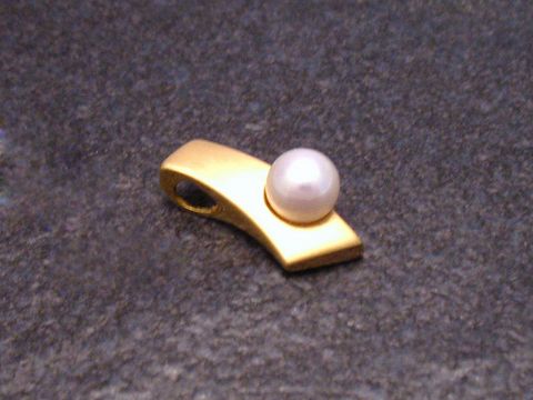 Gold Anhänger stilvoll mit Zuchtperle Gold 585 Hersteller Juwelier Harnisch mit Perlen.