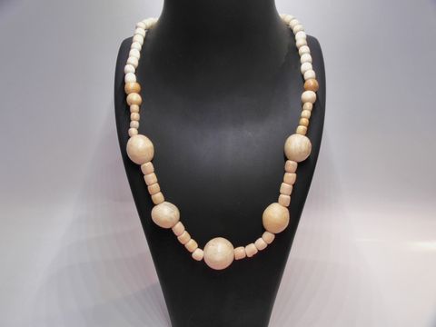 Holzkette mit Kugeln von 20 mm in naturbraun, Länge 60 cm, hergestellt von Juwelier Harnisch, eignet sich perfekt als eleganter Holzschmuck für jeden Anlass.