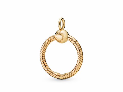 Pandora Kettenanhänger für Charms aus hochwertigem Material in goldenem Design, mit einem eleganten, geflochtenen Ring und einer glatten Kugel im oberen Bereich. Ideal für individuelle Schmuckgestaltung.