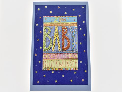Glückwunschkarte für die Geburt mit buntem Schriftzug "Zum Baby" und "Herzlichen Glückwunsch" vor einem blauen Hintergrund, dekoriert mit goldenen Sternen, Hersteller: Juwelier Harnisch.