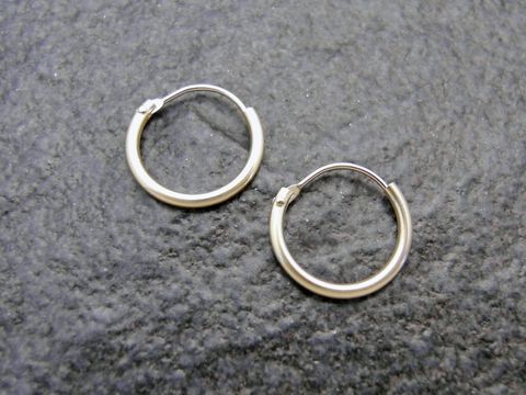 Gold Creolen 1,3 cm aus Gold 333 mit einem Durchmesser von 1,3 mm von Juwelier Harnisch, ideal für den alltäglichen Gebrauch oder besondere Anlässe.