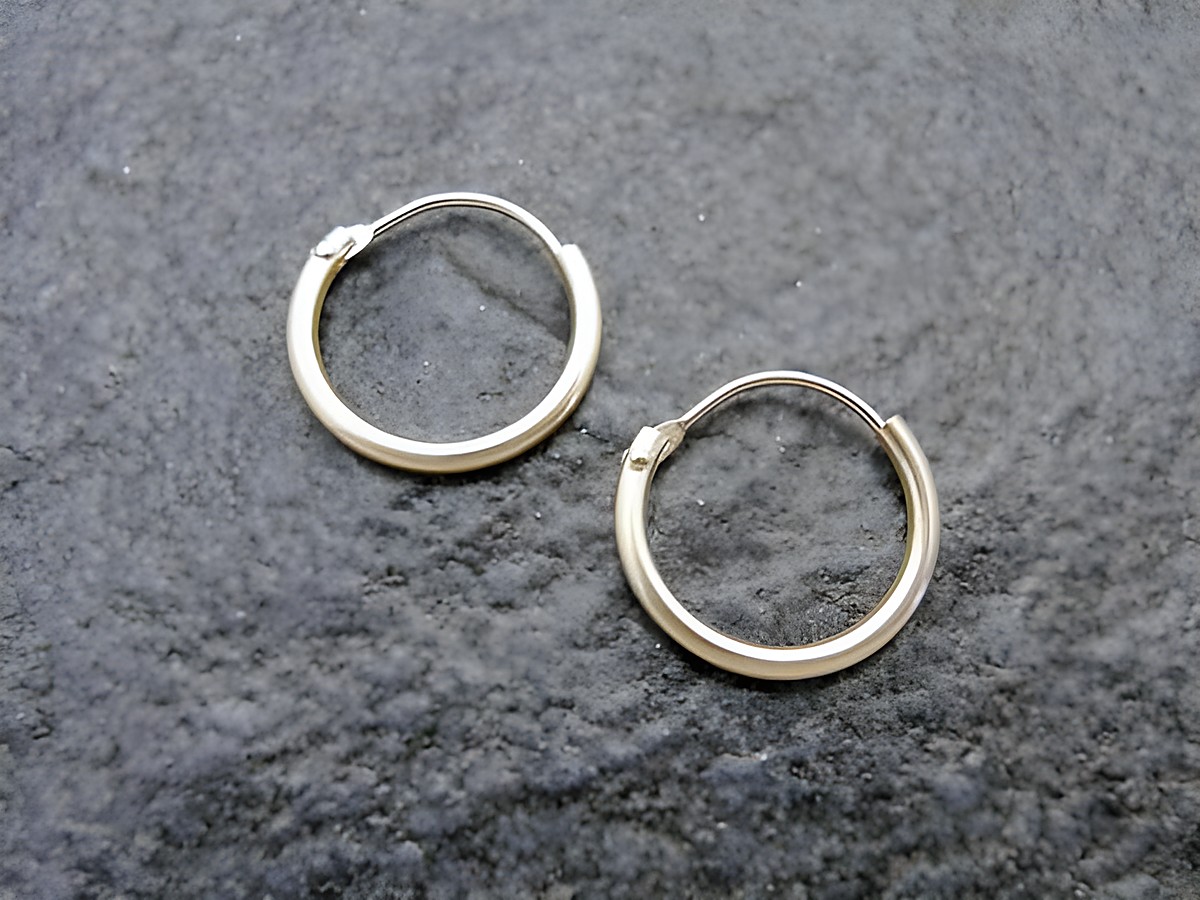 Gold Creolen 1,3 cm aus Gold 333 mit einem Durchmesser von 1,3 mm von Juwelier Harnisch, ideal für den alltäglichen Gebrauch oder besondere Anlässe.