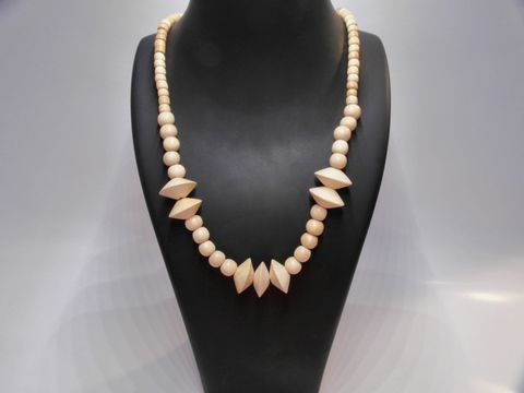 Holzkette Multiform in naturbraun mit einer Länge von 60 cm und einem Durchmesser von 29 mm, gefertigt aus Holz. Hochwertiger Schmuck vom Hersteller Juwelier Harnisch.