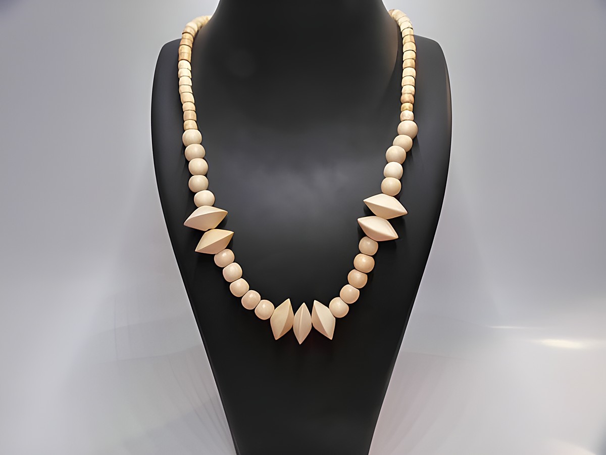 Holzkette Multiform in naturbraun mit einer Länge von 60 cm und einem Durchmesser von 29 mm, gefertigt aus Holz. Hochwertiger Schmuck vom Hersteller Juwelier Harnisch.