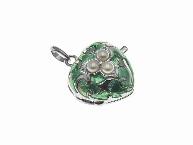 Silber Medaillon in Herzform mit nostalgischem Design, verziert mit Zuchtperlen und Lack in Türkis, hergestellt von Juwelier Harnisch.