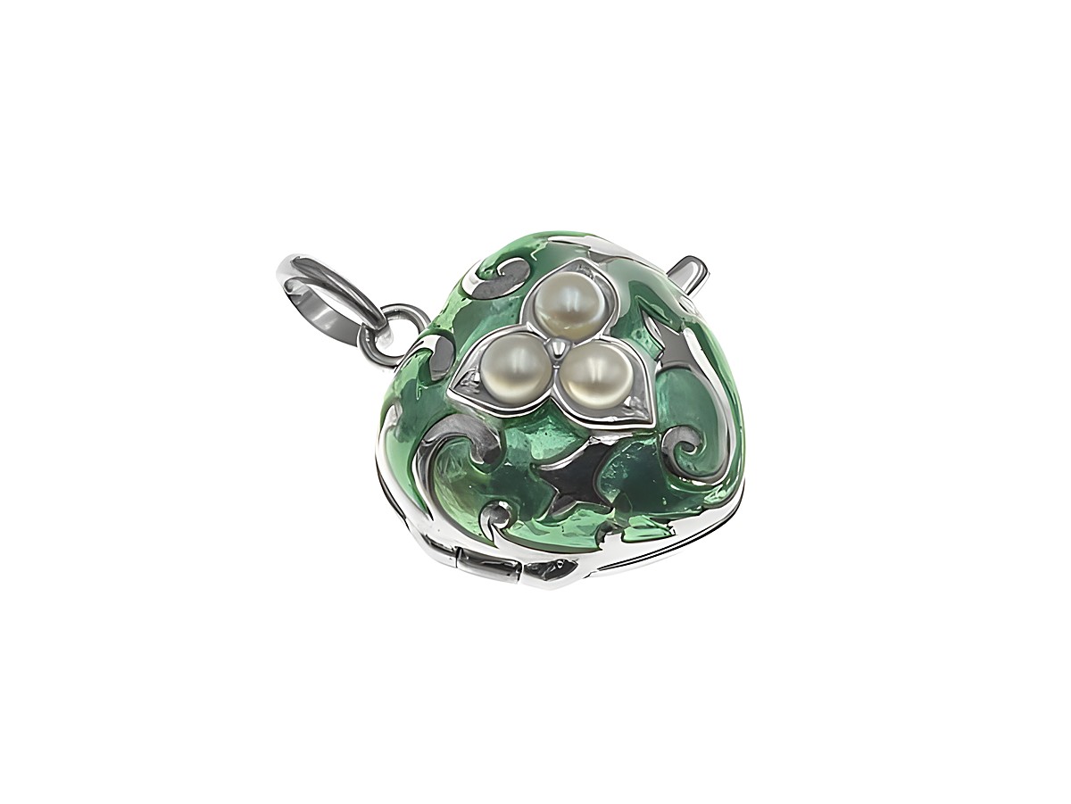 Silber Medaillon in Herzform mit nostalgischem Design, verziert mit Zuchtperlen und Lack in Türkis, hergestellt von Juwelier Harnisch.