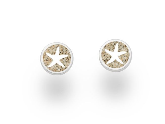 Zwei runde Ohrringe aus Sterling Silber der Marke DUR mit einem eingearbeiteten Sandstern-Design in der Mitte, ideal für einen eleganten und maritimen Look.