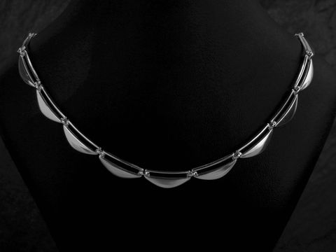 Elegantes silberne Collierkette mit rhodinierten Details und Federringverschluss, 43 cm lang, designed von Juwelier Harnisch, im ansprechenden Retrodesign, ideal für besondere Anlässe.