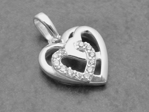 Anhänger in Herzform aus Sterling Silber mit zwei ineinander verschlungenen Herzen, besetzt mit weißen Zirkonia-Steinen, traumhaft und elegant, hergestellt von Juwelier Harnisch, Perlen & Steine.