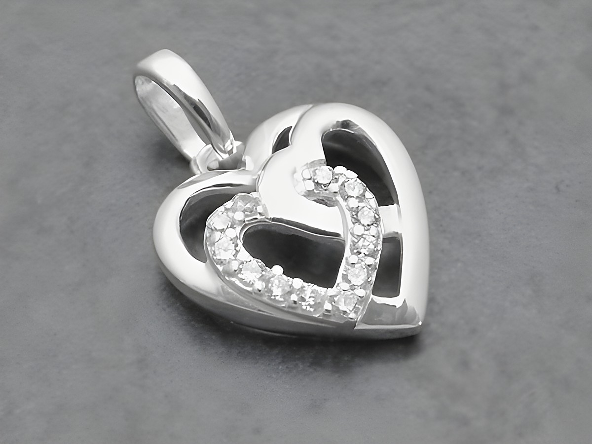 Anhänger in Herzform aus Sterling Silber mit zwei ineinander verschlungenen Herzen, besetzt mit weißen Zirkonia-Steinen, traumhaft und elegant, hergestellt von Juwelier Harnisch, Perlen & Steine.