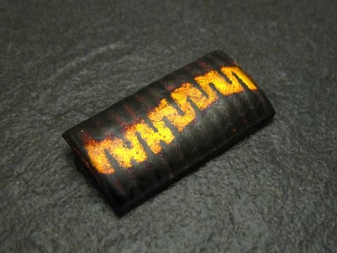 60900-0 Braun-gelbe Emaille Brosche von Juwelier Harnisch, vintage, mit Kettenmuster und vergoldetem Finish, ideal als modisches Accessoire oder Geschenk.