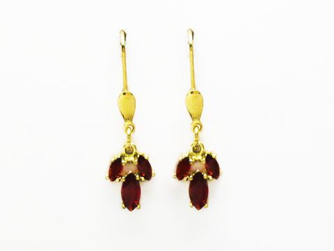 Ohrhänger aus Gold mit Granaten, 10,6 mm, gefertigt von Juwelier Harnisch, zeigen ein elegantes Design mit drei roten Steinen. Ideal für festliche Anlässe.