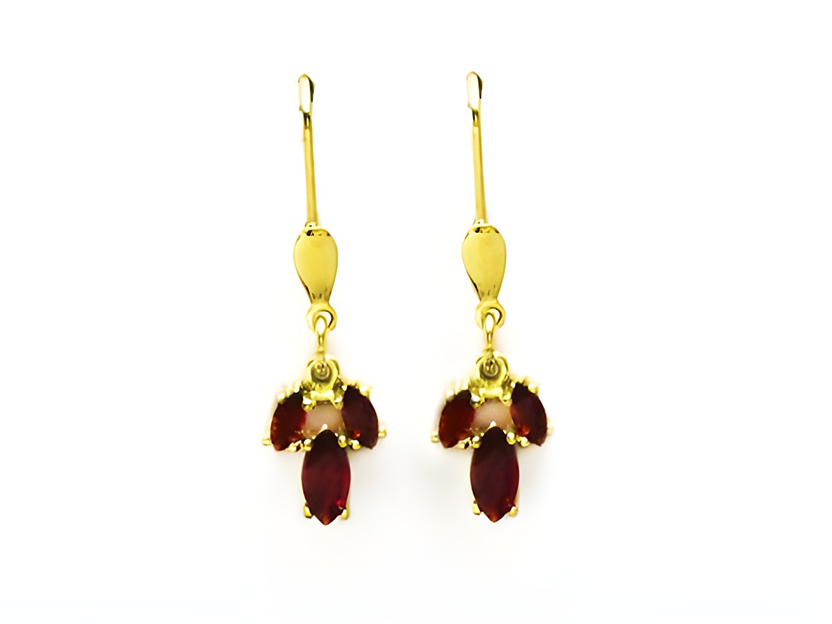 Ohrhänger aus Gold mit Granaten, 10,6 mm, gefertigt von Juwelier Harnisch, zeigen ein elegantes Design mit drei roten Steinen. Ideal für festliche Anlässe.