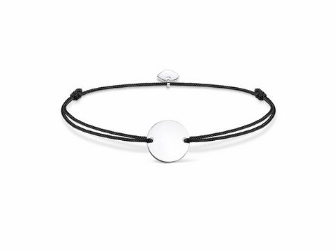 Das Thomas Sabo Armband LS018-173-11-L20v ist ein elegantes Schmuckstück aus schwarzen Schnüren mit einem runden, silbernen Anhänger, verstellbar von ca. 14 bis 20 cm.
