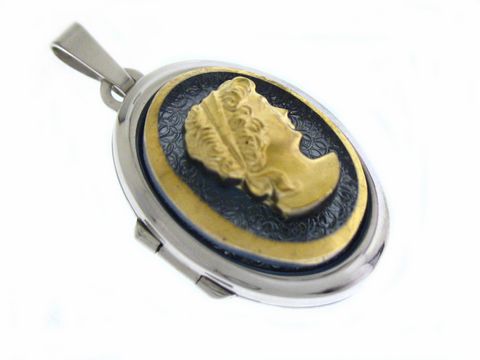 Dame blau Medaillon mit Cabochon aus Sterling Silber rhodiniert, gefertigt von Juwelier Harnisch, zeigt ein feines Relief einer Dame in goldener Farbe auf schwarzem Hintergrund.