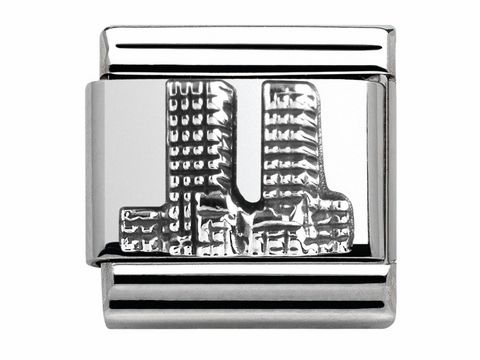 Eine silberne Charm mit einer reliefartigen Darstellung der World Trade Center Türme, Teil der Nomination Classic Kollektion, geeignet als Schmuckstück zum Erinnern an Monumente.