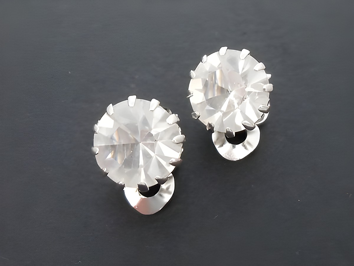 Ohrclip in weiß edel mit silberfarbenen Details und Strasssteinen, Hersteller Juwelier Harnisch, klassische Strass Ohrclips, ideal für elegante Anlässe.