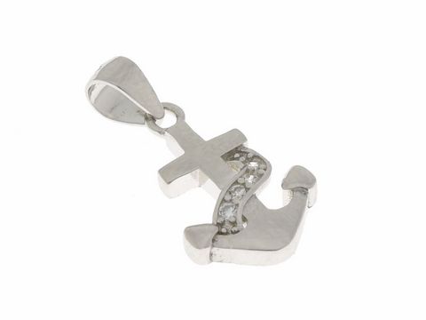 Ein silberner rhodinierter Anhänger in Form eines Ankerns, verziert mit Zirkonia, ideal für maritime und seefahrtsbegeisterte Personen, hergestellt von Juwelier Harnisch.