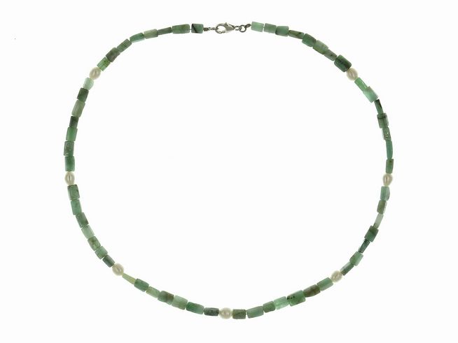 Steinkette aus Smaragd und Süßwasser-Zuchtperlen in Grün und Weiß, 45 cm lang, mit hochwertigem Silberschloss, Hersteller Juwelier Harnisch.