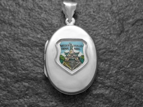 Silbernes Medaillon mit dem Wappen des Niederwald Denkmals, zeigt eine farbige Darstellung des Denkmals auf einer glatten Oberfläche, hergestellt von Juwelier Harnisch in Hessen.