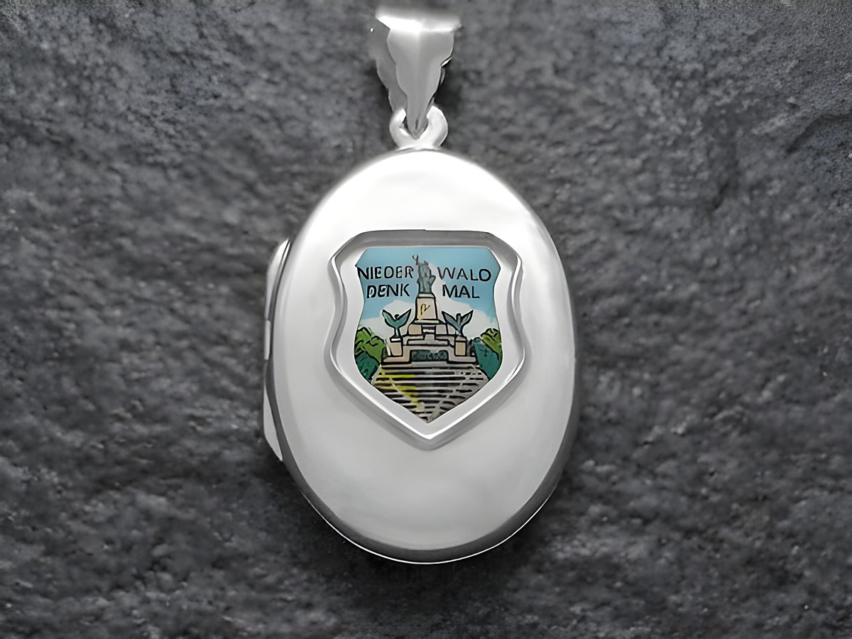 Silbernes Medaillon mit dem Wappen des Niederwald Denkmals, zeigt eine farbige Darstellung des Denkmals auf einer glatten Oberfläche, hergestellt von Juwelier Harnisch in Hessen.