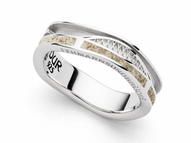 310946-0 Ein hochwertiger Sterling Silber Ring von DUR mit rhodiniertem Finish, verziert mit Strandsand und einem filigranen Design, inspiriert von der Fehmarnsundbrücke, Größe 54.