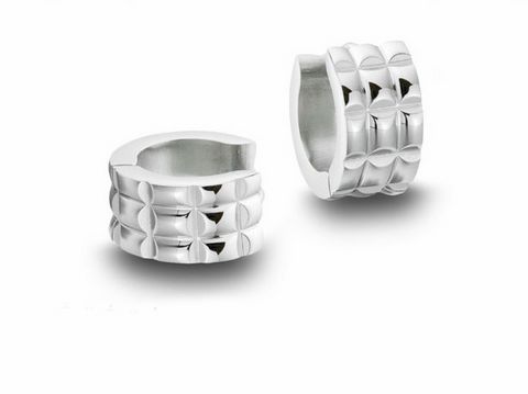 62505-0 Edelstahl Creolen in Karooptik, silberfarben, mit einem Durchmesser von 1,4 cm und einer Breite von 6,9 mm, hergestellt von Juwelier Harnisch.